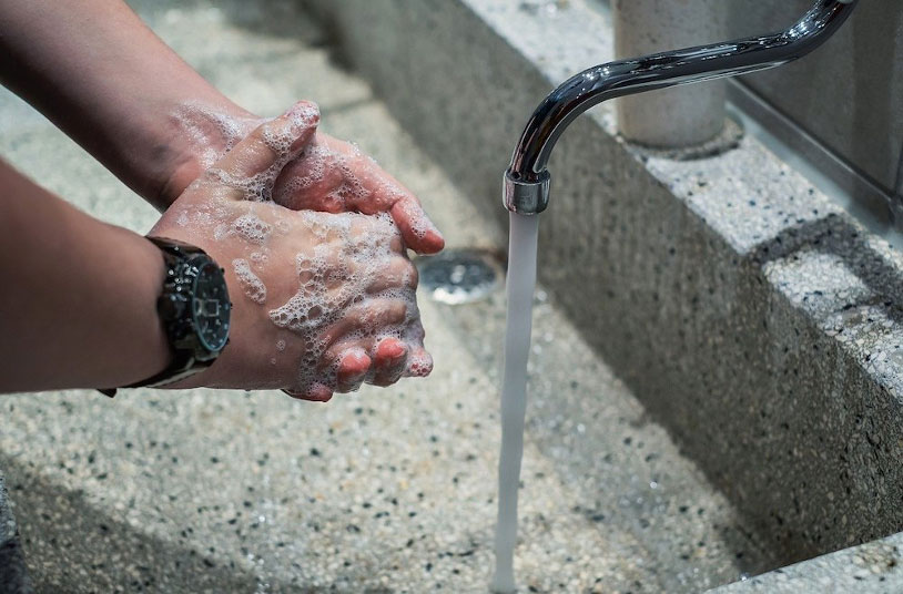 A man hand washing