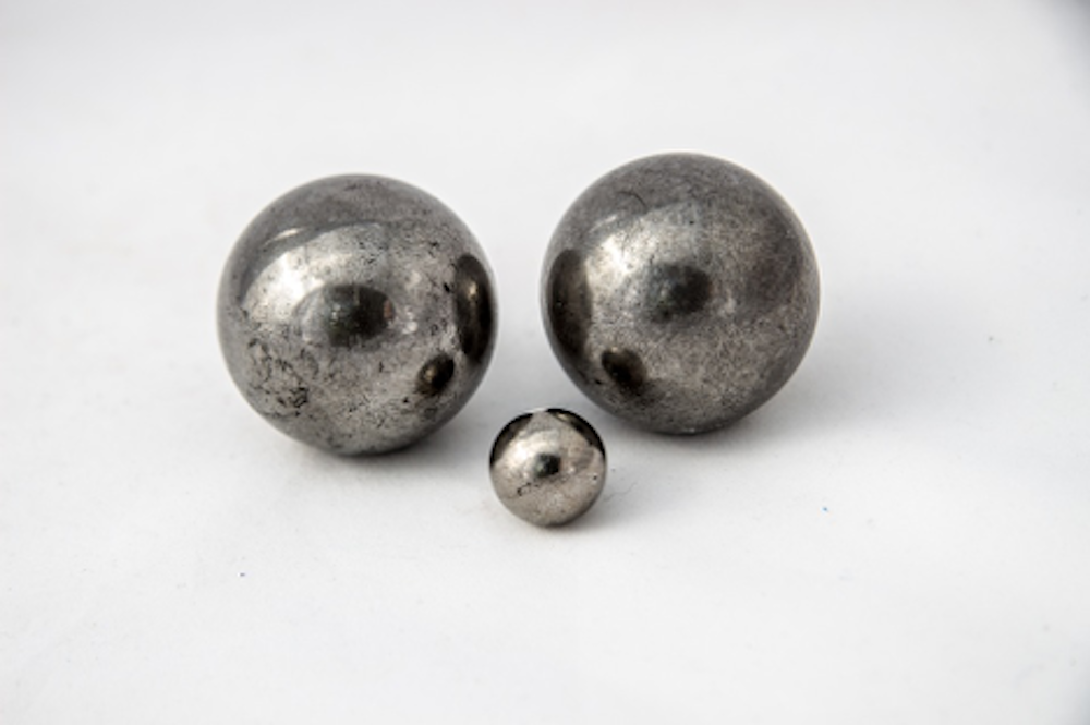 Round metal ball bearings of different sizes