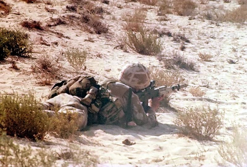 British soldier using the L85A1 in the desert